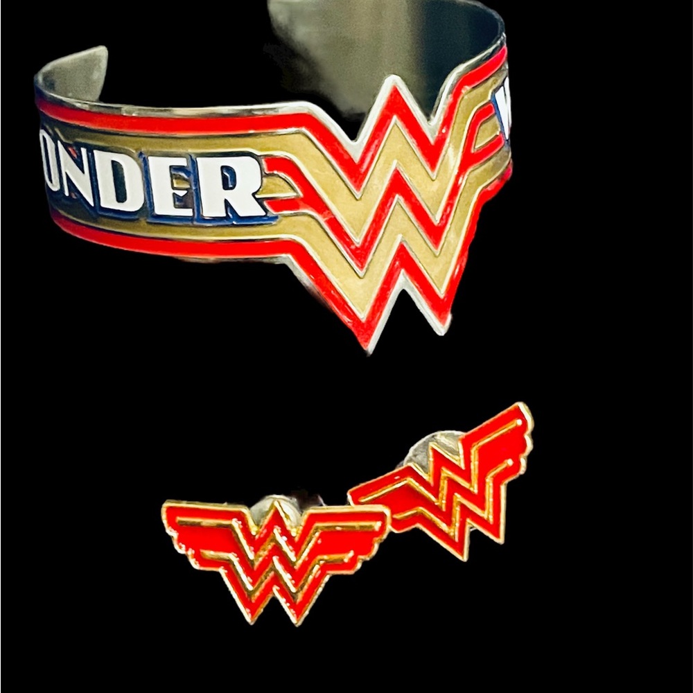 Wonder Woman Bracelet and Earrings set. DC Comics